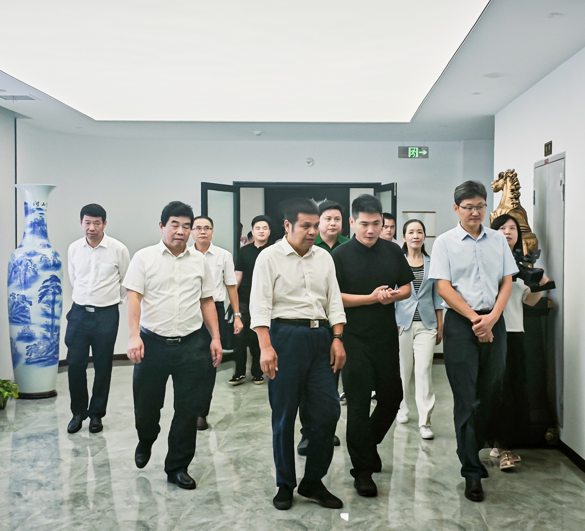 咸寧市副市長(zhǎng)夏福卿帶隊(duì)視察中晨線(xiàn)纜武漢研發(fā)中心，鼓勵(lì)企業(yè)持續(xù)創(chuàng)新、做大做強(qiáng)